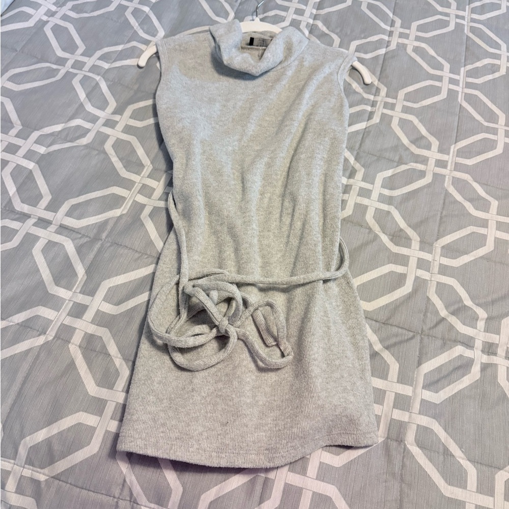 Elegant Gray Sleeveless Sweater
